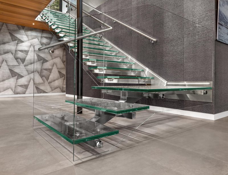 پله شیشه‌ ای برای طراحی داخلی مدرن