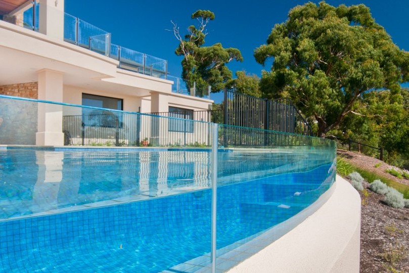 استخر شنای شیشه ای آیتمی زیبا برای خانه شما